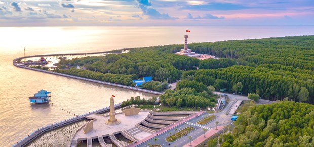 Камау развивает экотуризм, курортный, развлекательный туризм в сочетании с общественным туризмом