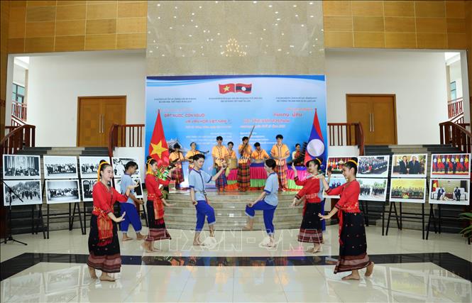 Тематическая выставка о стране, народе и культуре Вьетнама в Лаосе