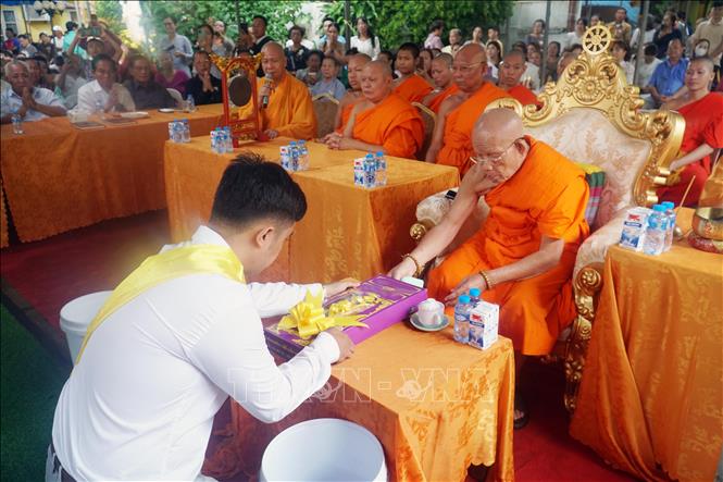 Вьетнамская община в Лаосе отметила праздник «Вулан»