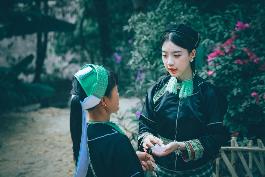 Красивая невеста – представительница этнической группы Нунг, на традиционной свадебной церемонии