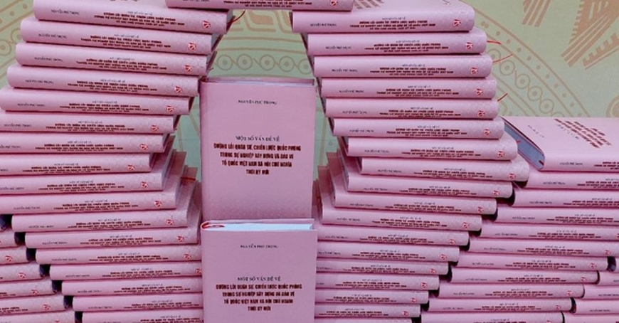 Книга Генерального секретаря ЦК КПВ Нгуен Фу Чонга Демонстрация диалектики строительства и защиты Отечества