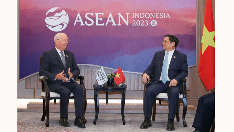 Премьер-министр Фам Минь Тьинь встретился с Председатель ВЭФ