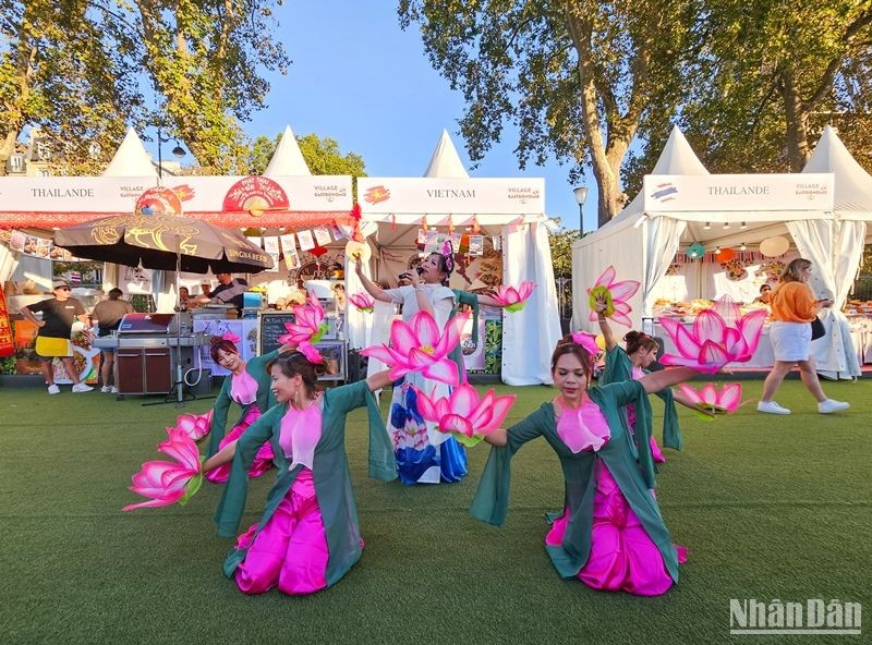 Стенд Вьетнама привлек много гостей на гастрономической деревне во Франции