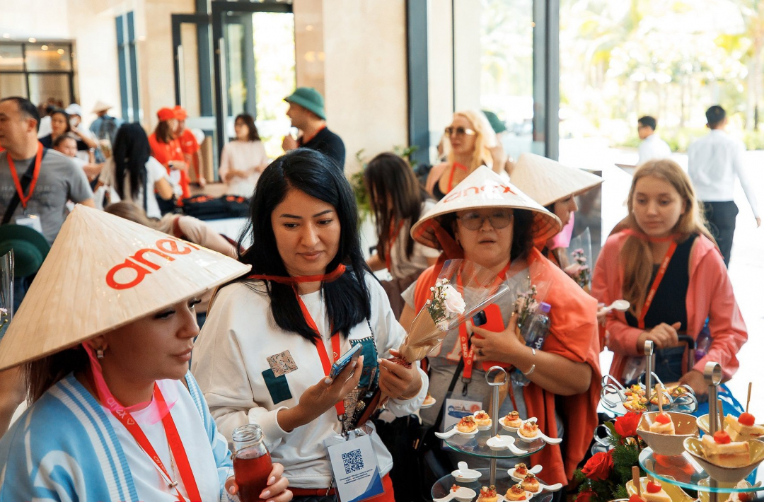 Делегация из представителей 200 казахстанских турагентств приехала изучить туризм в Нячанге