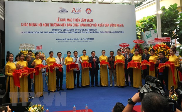 Книжная выставка о президенте Хо Ши Мин и руководителях Партии, Государства