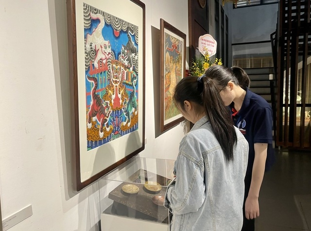 Работа по сохранению и развитию лубочных картин Хангчонг