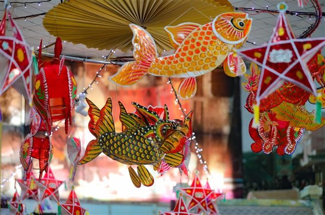 Наслаждайтесь древними фонарями праздника середины осени в Императорской цитадели Тханлонг