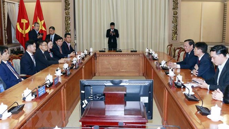 Руководитель г Хошимина принял лаосского и камбоджийского ученых