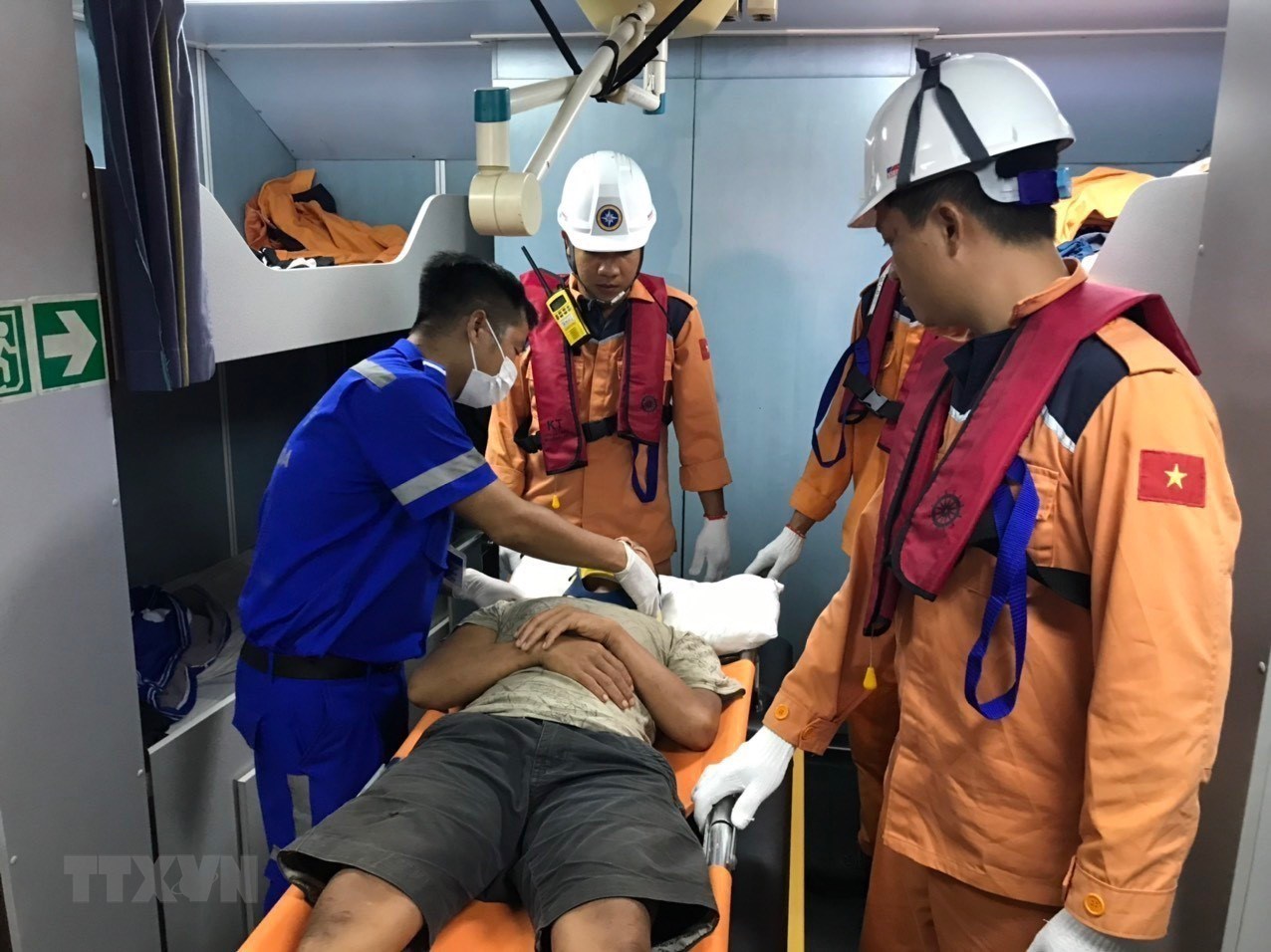 Своевременная транспортировка раненного в водах Чыонг Ша рыбака на берег для оказания неотложной помощи