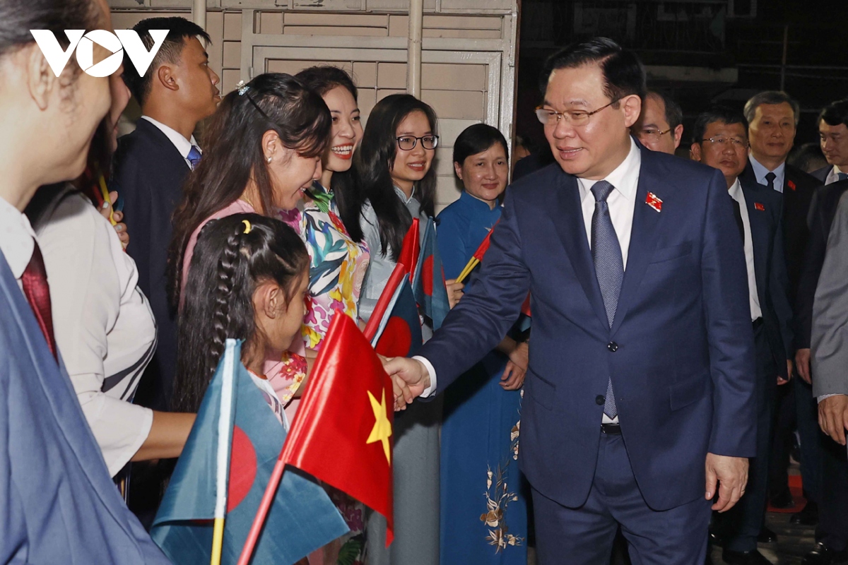 Председатель Национального собрания Вьетнама Выонг Динь Хюэ встретился с вьетнамской общиной в Бангладеш