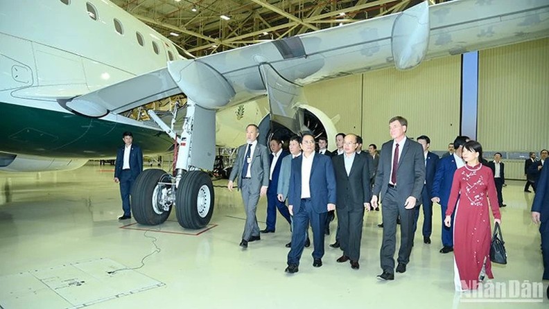 Премьер-министр Вьетнама посетил аэрокосмическую корпорацию Embraer