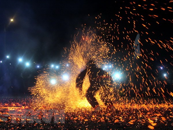 Уникальный фестиваль огненных танцев народности Па Тхен