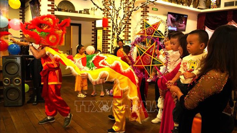 Оживленный Праздник середины осени в зарубежных странах