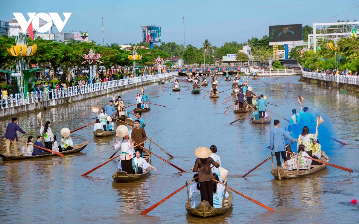 Более 150 человек, одетых в рубахи «ба-ба», выступили на реке в Хаузянге
