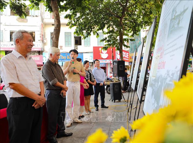 Выставка «Озеро Возвращенного меча, место пересечения востока и запада»