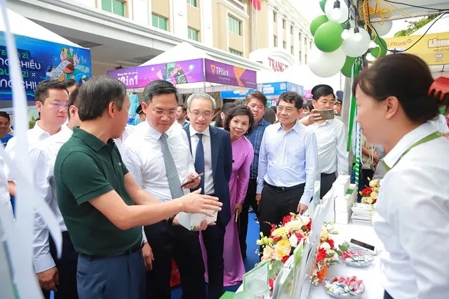 Вся пешеходная улица в районе Хоанкием будет принимать безналичную оплату