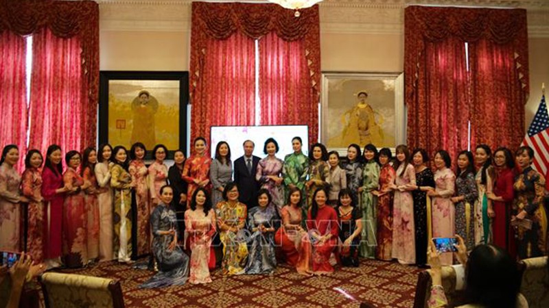 День вьетнамских платьев «аозай» в США