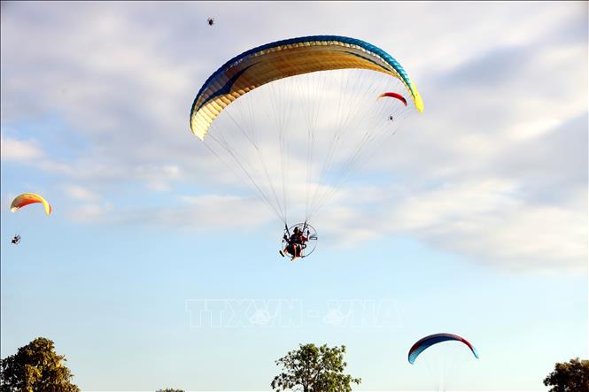 Полеты на параплане над заливом Халонг