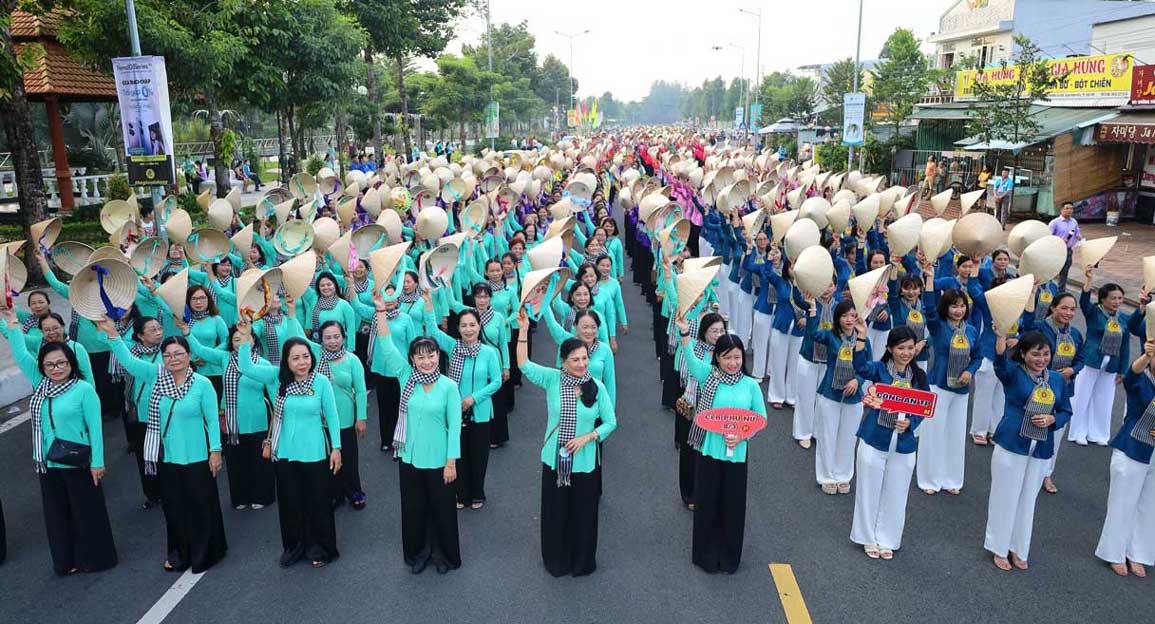 5 000 человек прошли маршем в традиционных нарядах, установив рекорд Вьетнама