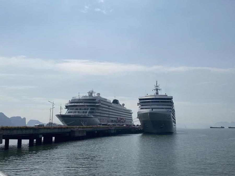 Два премиальных круизных лайнера доставили туристов в Халонг