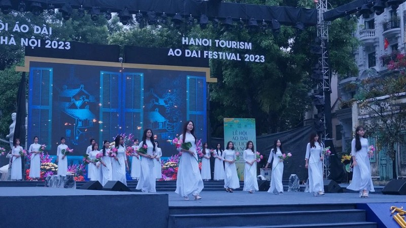 У озера Хоанкием прошел парад традиционных костюмов «аозай»