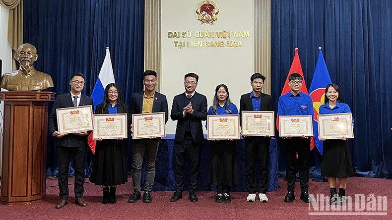 Посол Вьетнама в России награжден памятной медалью «За молодое поколение»