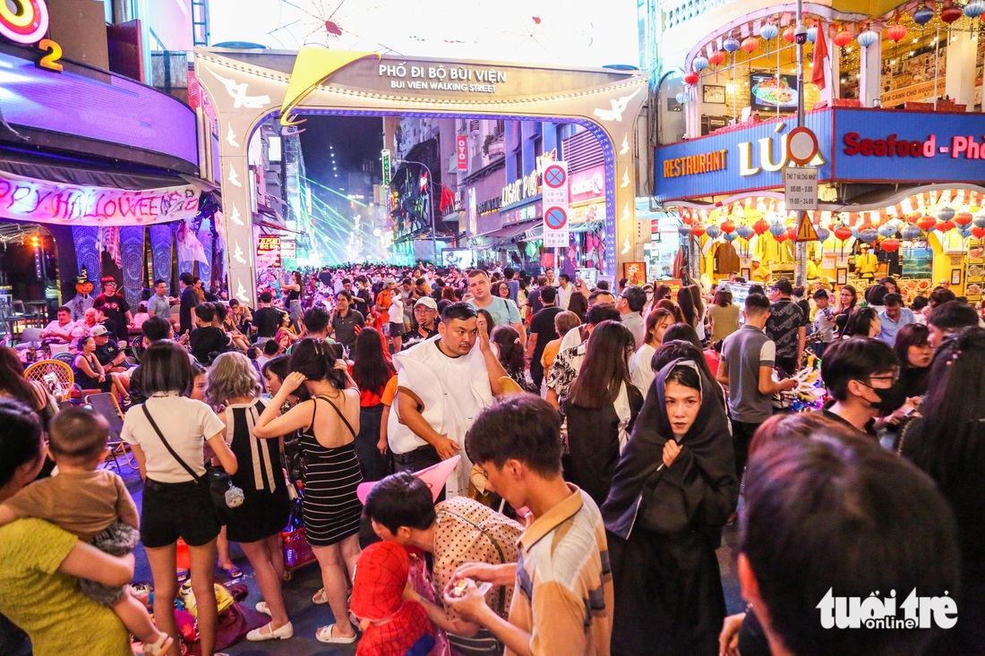 Хэллоуин в Хошимине люди стекаются в центр города в разных костюмах