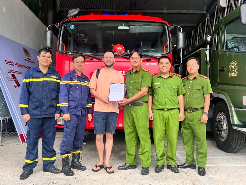 Российский турист поблагодарил отважных пожарных, которые его спасли