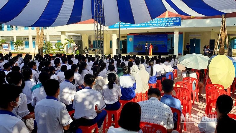 В школах прошла цифровая выставка, посвященная вьетнамским архипелагам Хоангша и Чыонгша