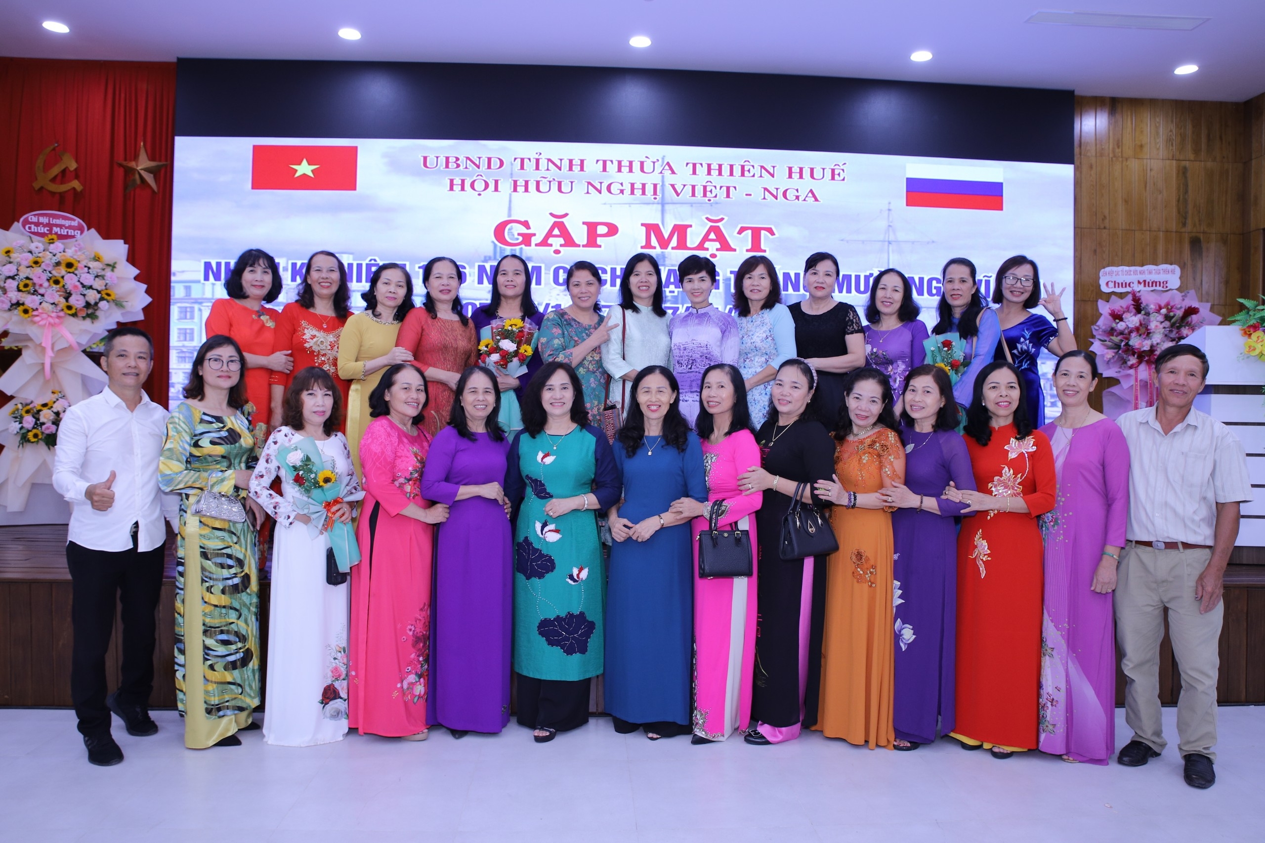 Встреча Общества вьетнамско-российской дружбы провинции Тхыатхиен-Хюэ по случаю Октябрьской революции