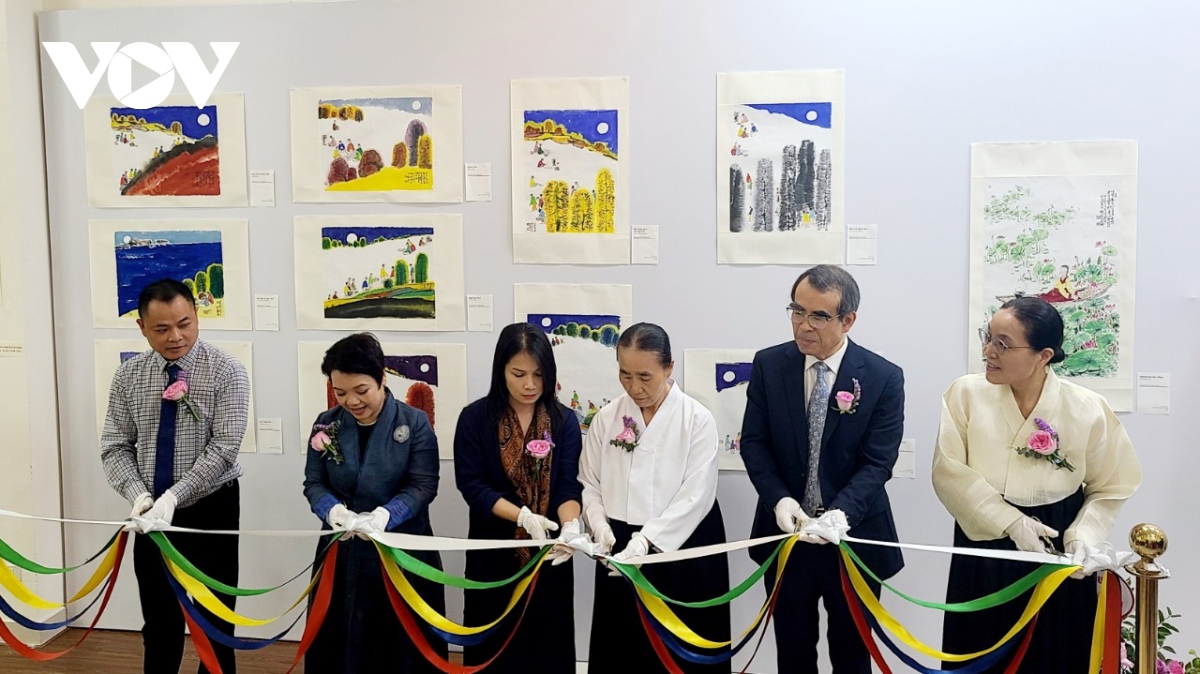 Восхищение более чем 80 картинами художников Кореи и Вьетнама