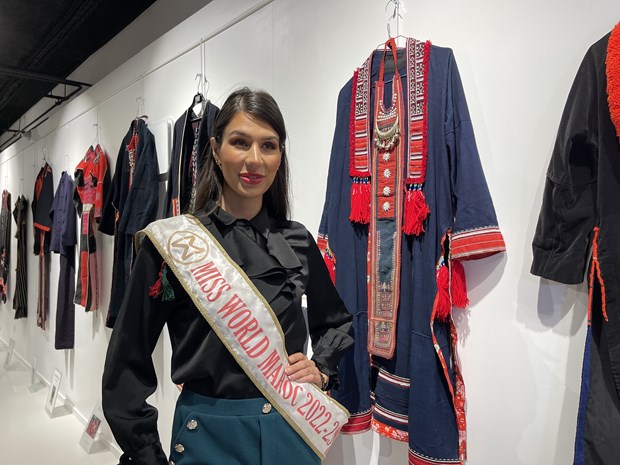 Выставка костюмов вьетнамских этнических меньшинств во Франции