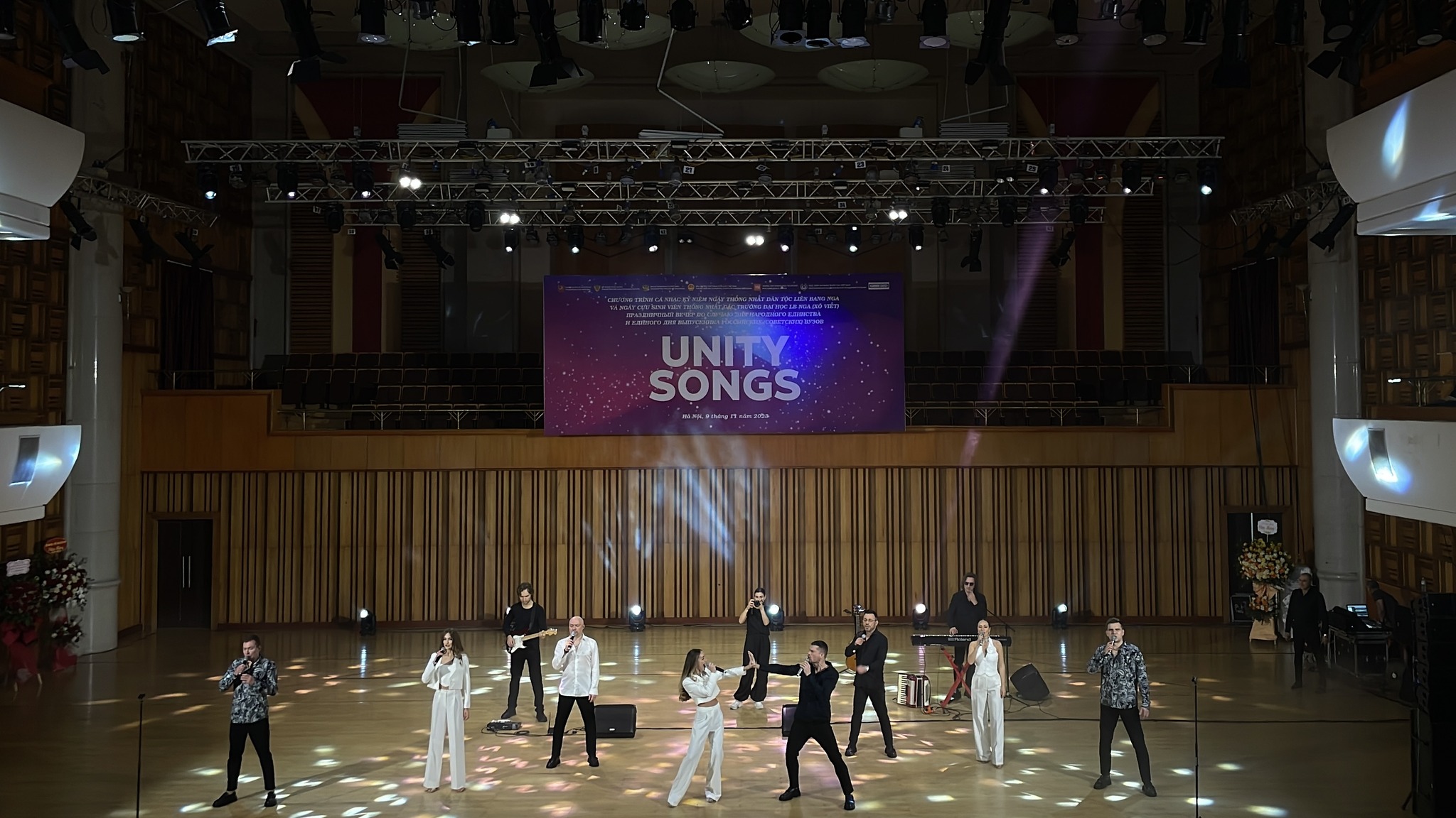 Прошло триумфальное выступление хора Турецкого в Ханое