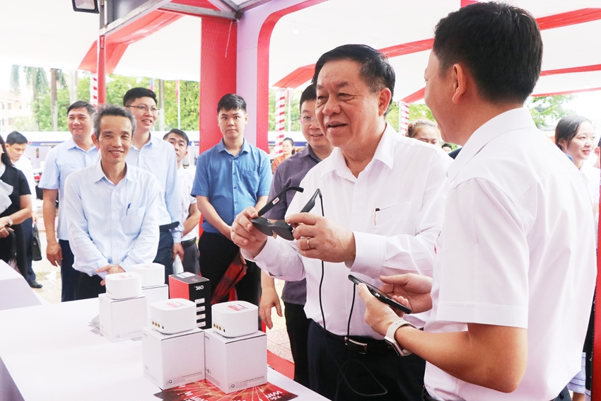 Глава Отдела пропаганды и политического воспитания ЦК КПВ Нгуен Чонг Нгиа посетил с рабочим визитом город Хюэ