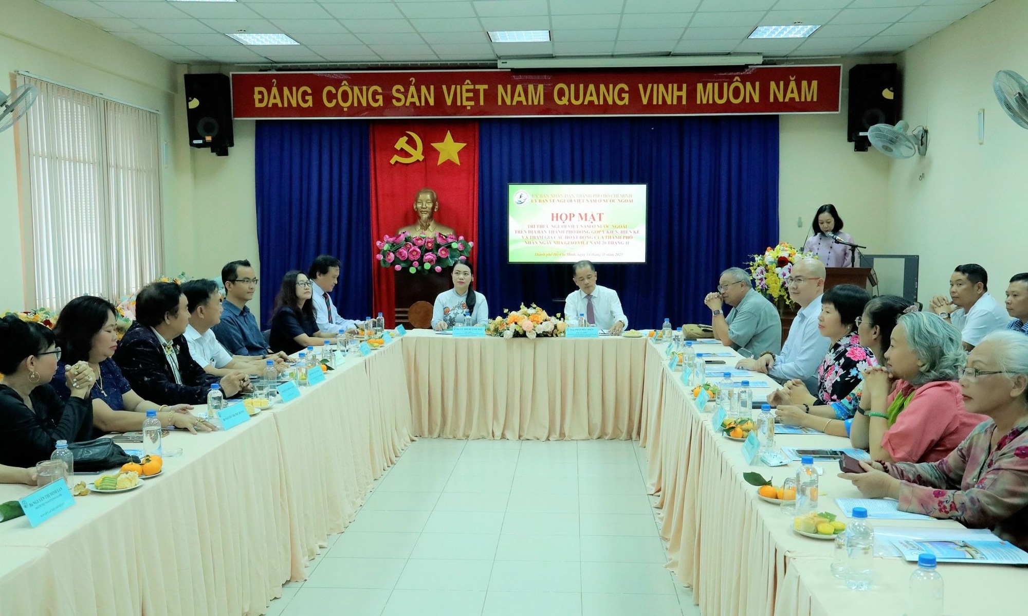 Власти города Хошимина встретились с вьетнамскими интеллектуалами за рубежом