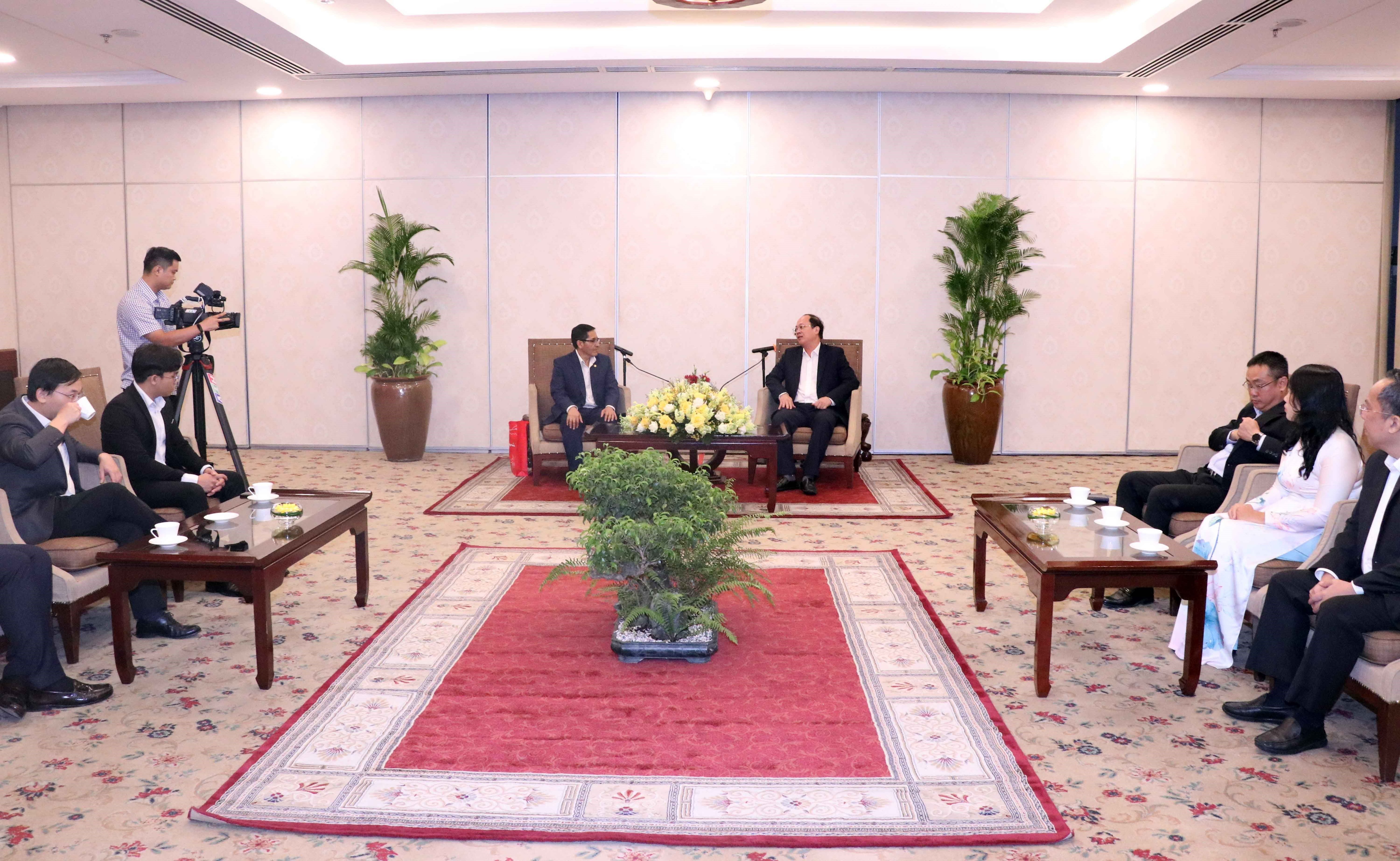 Руководитель парткома города Хошимина принял секретаря ЦК Компартии Перу