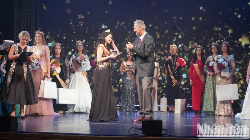 Вьетнамская девушка заняла третье место на конкурсе красоты и таланта в России