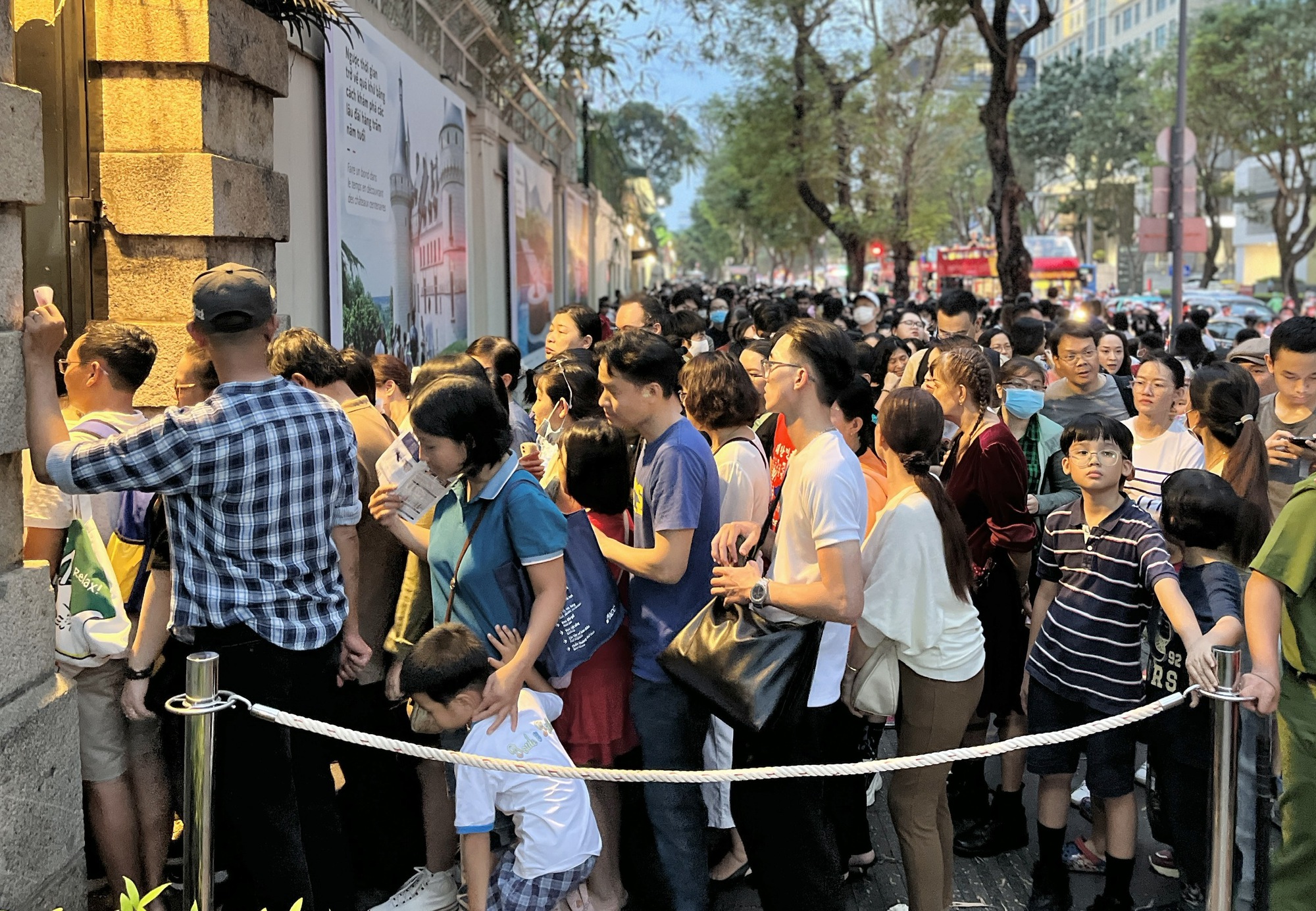 Люди выстраиваются в очередь, чтобы попасть на рождественскую ярмарку в Хошимине