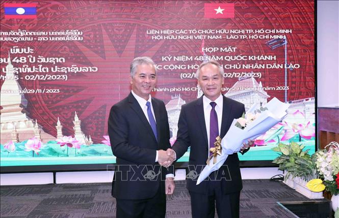 Руководители города Хошимин поздравили с 48-й годовщиной провозглашения ЛНДР