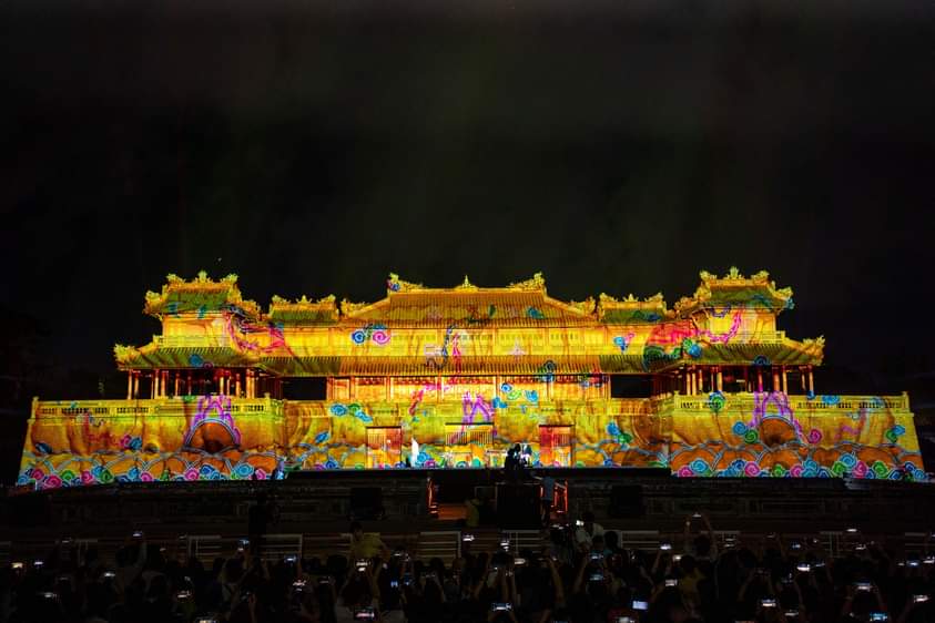 Ослепительные художественные световые шоу на Нгомон в императорском городе Хюэ