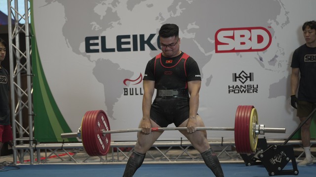 Вьетнамский спортсмен завоевал первую золотую медаль на чемпионате Азии по пауэрлифтингу