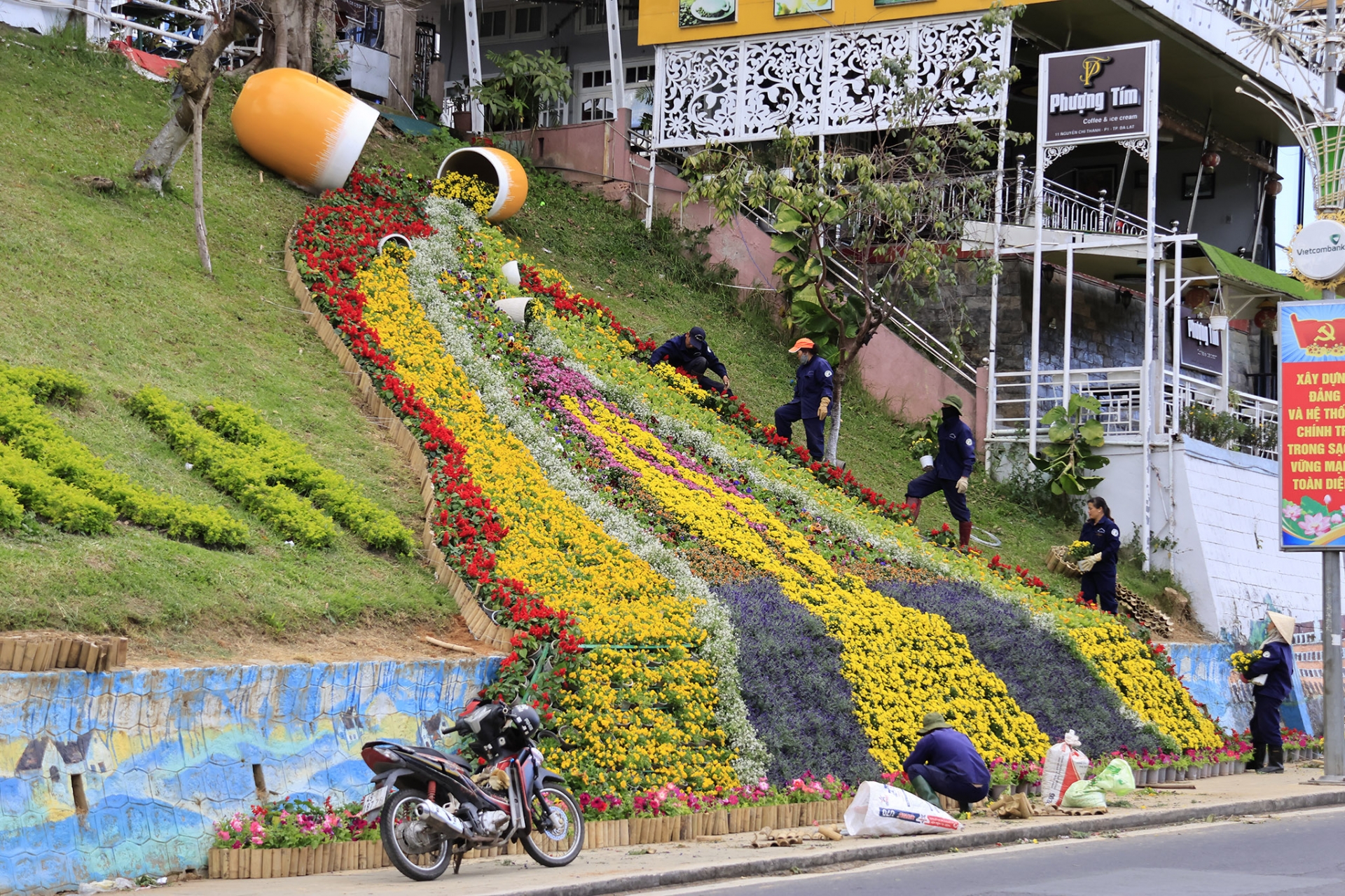 Улицы Далата украшены цветами в честь 130-летия основания города