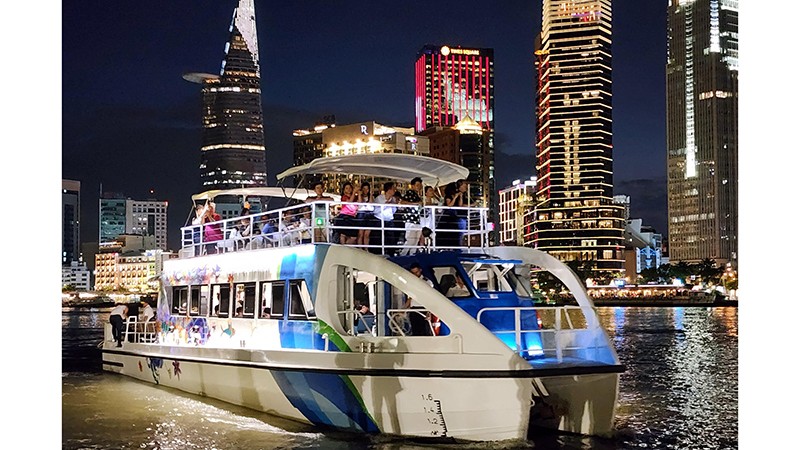 В г Хошимине введен в эксплуатацию уникальный двухэтажный речной автобус