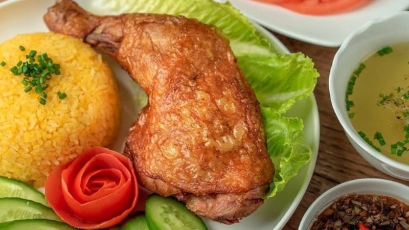 Русская туристка любит вьетнамскую жареную курицу с рисом