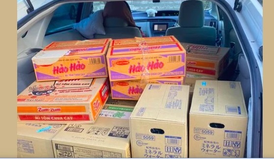 Землетрясение в Японии вьетнамцы немедленно собрали еду и воду, чтобы помочь пострадавшим