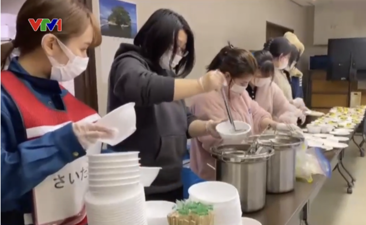 Бесплатная кухня вьетнамских волонтеров в районе землетрясении в Японии