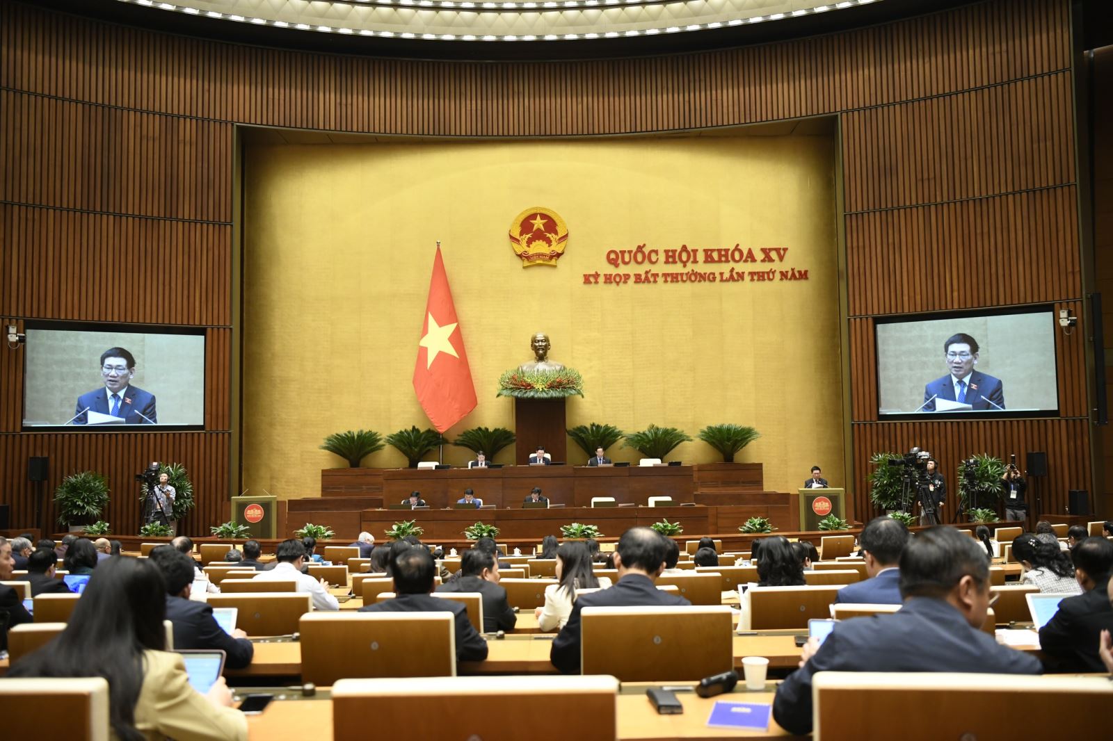 Депутаты обсуждают проект Резолюции о сцециальных механизмах и политике по реализации национальных целевых программ