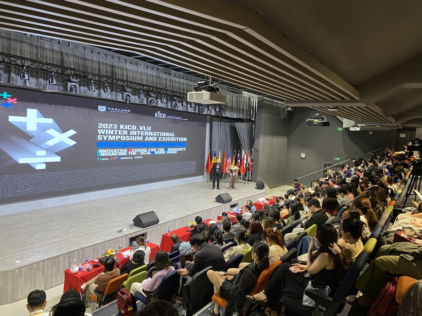 Творческая выставка для сообщества в университете