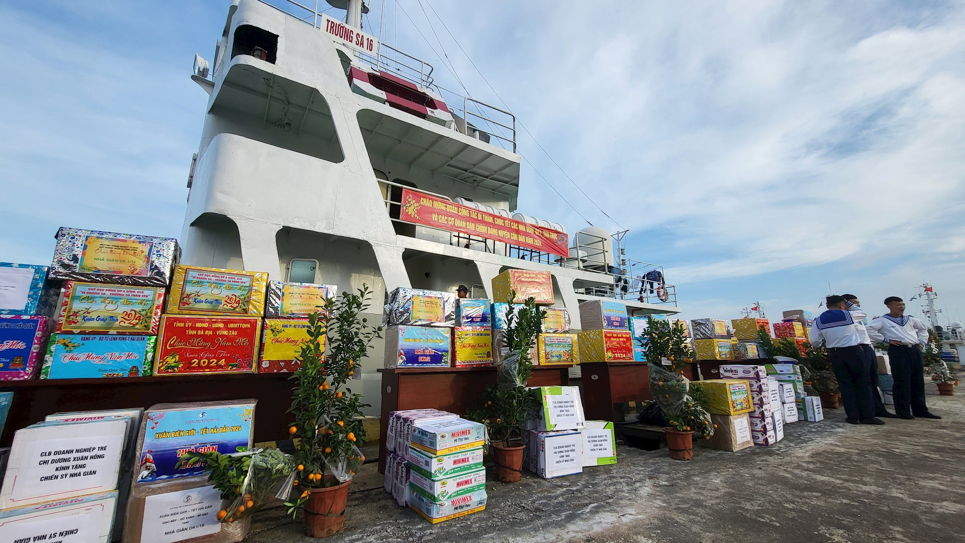 Корабль Чыонгша доставит новогодние подарки на платформу DK1