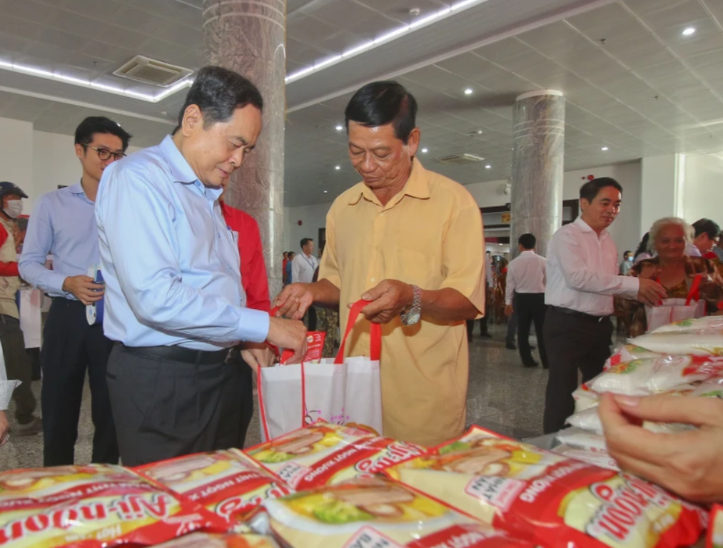 Постоянный вице-спикер парламента Чан Тхань Ман вручил новогодние подарки малоимущим семьям в провинции Хаузянг